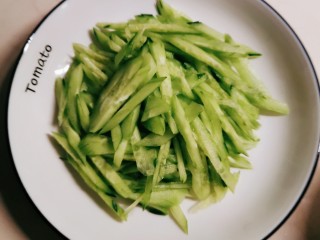 9、麻辣魔芋,放入盘中