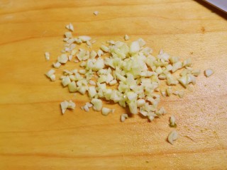 11、麻辣魔芋,蒜切碎