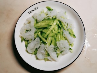 10、麻辣魔芋,周围摆放汆烫后的魔芋丝