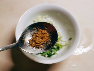 14、麻辣魔芋,香菜 葱 蒜放入碗中 放入麻椒粉