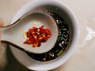 15、麻辣魔芋,放入酱油 醋 蚝油 白糖 油辣椒 剁辣椒拌匀