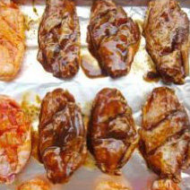 4、黑胡椒烤翅,12小时后，烤箱200度预热，将腌好的鸡中翅正面朝下整齐的排放在铺了锡纸的烤盘上