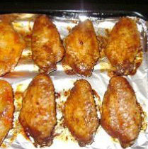 5、黑胡椒烤翅,上下火最上层烤10分钟，取出翻面