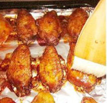 6、黑胡椒烤翅,再烤8分钟，取出表面刷上一层蜜糖水，再放进去烤5分钟至表面金黄即可