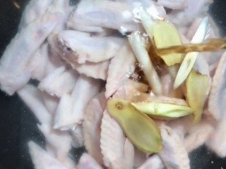 1、可乐鸡翅尖,鸡翅尖冷水下锅加葱姜，料酒