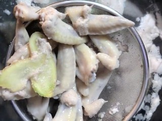 2、可乐鸡翅尖,焯出血沫捞出冲洗干净控干水分