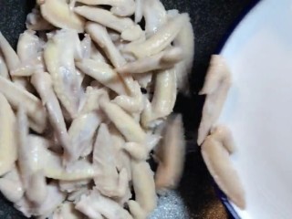 3、可乐鸡翅尖,起锅烧油放入鸡翅尖煎至两面金黄