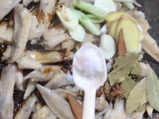 4、可乐鸡翅尖,放入葱姜蒜，八角，桂皮，香叶，花椒，生抽，老抽，盐翻炒