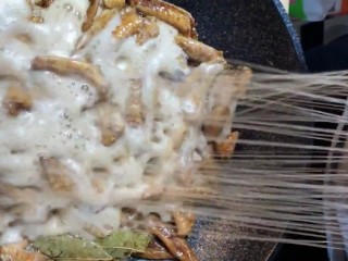 5、可乐鸡翅尖,加入一罐可乐