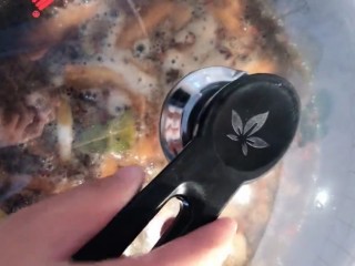 6、可乐鸡翅尖,盖上锅盖炖煮二十分钟