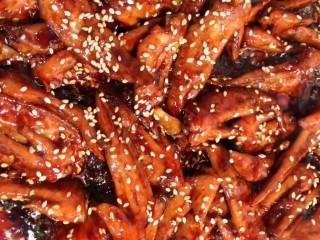 8、可乐鸡翅尖,最后撒入芝麻