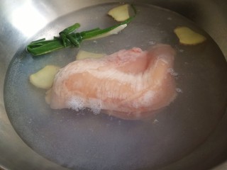 1、手撕鸡胸肉,鸡胸肉冷水下锅,放入一勺盐,一个葱结,四五片姜,中到大火煮熟,大概15分钟