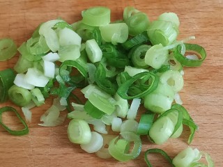 3、手撕鸡胸肉,小葱切葱花