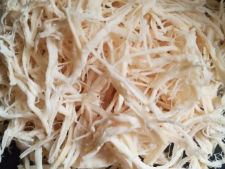 9、手撕鸡胸肉,鸡肉煮好了洗干净,用手顺着鸡肉的纹路撕成一条一条的