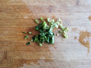 5、老醋三宝#吃出好身材#,香菜切末。