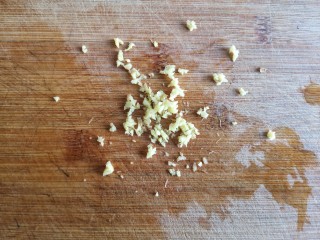 6、老醋三宝#吃出好身材#,姜切末。