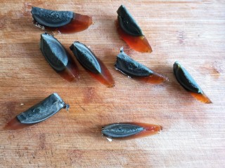 7、老醋三宝#吃出好身材#,皮蛋去壳切成月牙状。