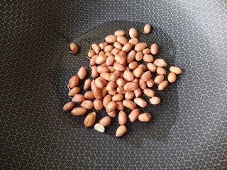 8、老醋三宝#吃出好身材#,冷锅冷油（一点油就可以），下入花生米。
