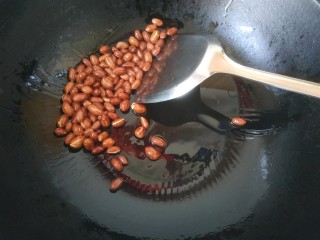 6、凉拌黄瓜卷,锅中放入适量植物油，放入花生米翻炒至红衣爆开