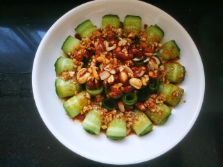 14、凉拌黄瓜卷,把花生碎放到中间，把兑好的调料浇到上面即可