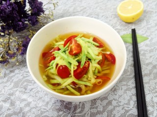 15、小番茄生瓜捞,番茄生瓜丝，在料汁中浸泡30分钟，即可上桌