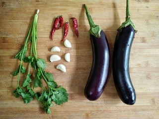 1、蒜泥蒸茄子,准备食材。