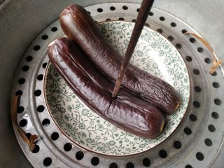 3、蒜泥蒸茄子,茄子蒸好后，用筷子捅一下，能轻易穿过去就行。