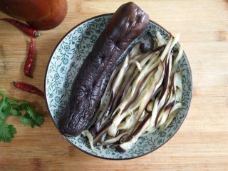 4、蒜泥蒸茄子,把茄子取出来放凉，然后用手撕成条状，这时的茄子已经蒸的烂透，很容易就撕成条。