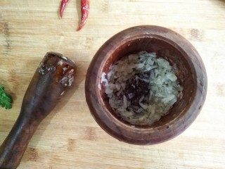 5、蒜泥蒸茄子,蒜去蒂，放入蒜臼中捣成蒜泥。