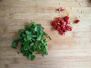 6、蒜泥蒸茄子,香菜，干辣椒（鲜小米辣）洗净切小段备用。