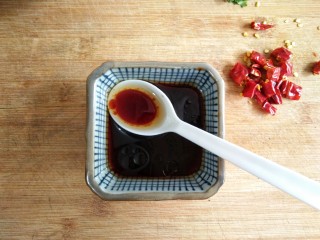 7、蒜泥蒸茄子,然后将两勺味极鲜酱油，一勺香醋，一勺蚝油，半勺香油，一点点的盐和鸡精搅匀调味。