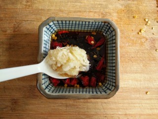 8、蒜泥蒸茄子,在调好的凉拌汁里加入干辣椒段（鲜小米辣）和蒜泥再次搅拌均匀。