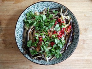 10、蒜泥蒸茄子,撒上香菜段。