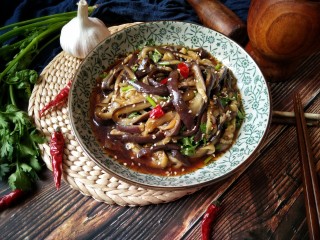 12、蒜泥蒸茄子,然后用筷子轻轻翻一下，让茄子均匀入味后装盘。