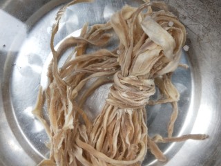 2、辣出天际的辣炒腊鸭肠,用温水浸泡软。