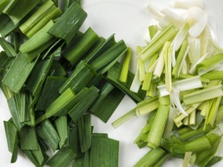 5、辣出天际的辣炒腊鸭肠,切小段，蒜苗梗和蒜苗叶分开放。