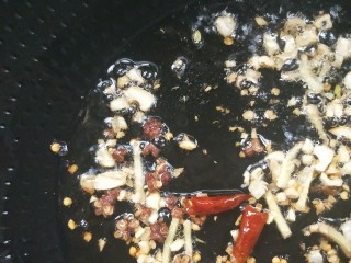 15、辣出天际的辣炒腊鸭肠,撒几个花椒粒，小火慢慢煸出香辣味。