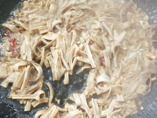 16、辣出天际的辣炒腊鸭肠,转中大火????，倒入腊鸭肠。