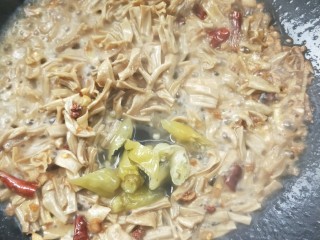 18、辣出天际的辣炒腊鸭肠,改中小火????，放入切小段的野山椒。