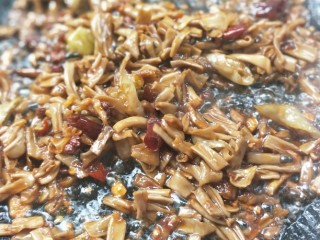 23、辣出天际的辣炒腊鸭肠,小火????继续翻炒入味。