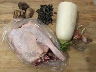 1、萝卜炖鸭肉,准备所需食材