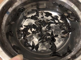 2、萝卜炖鸭肉,提前把木耳放水里泡开