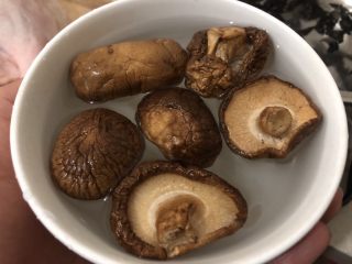 3、萝卜炖鸭肉,香菇放水里泡软