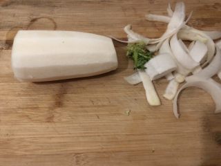 4、萝卜炖鸭肉,萝卜去皮