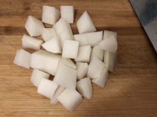 5、萝卜炖鸭肉,切小块
