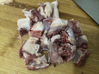 7、萝卜炖鸭肉,斩小块