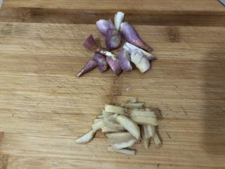 8、萝卜炖鸭肉,葱姜切好