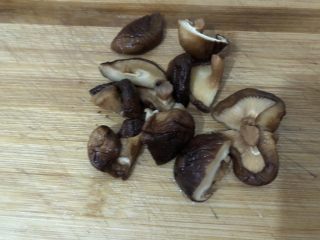 9、萝卜炖鸭肉,泡软的香菇切小