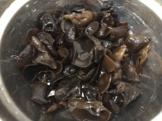 10、萝卜炖鸭肉,泡好的木耳洗洗捞起