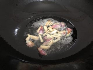 11、萝卜炖鸭肉,锅里下油，下姜葱爆一下